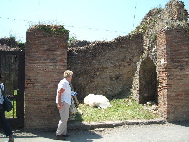VII.2.7 Pompeii.  Shop.  December 2007.  Entrance and north wall.