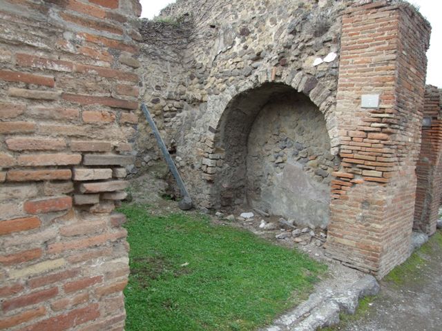 VII.2.7 Pompeii.  Shop.  December 2007.  Arched niche under stone staircase on north wall.