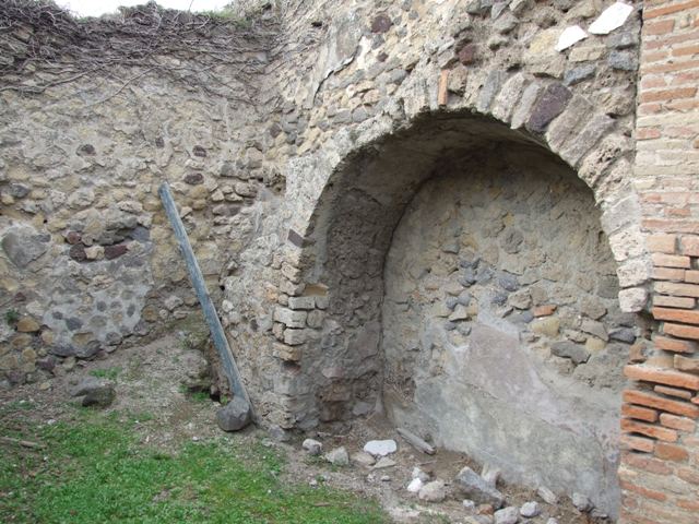 VII.2.7 Pompeii.  Shop.  May 2005.  Arched niche under stone staircase on north wall.