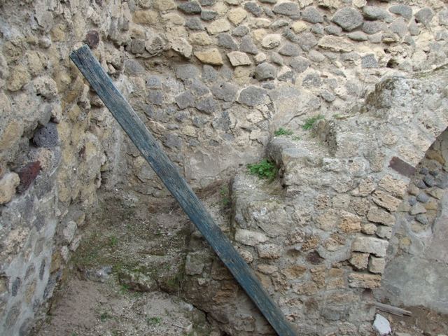 VII.2.7 Pompeii.  Shop.  December 2007.  Sill.
