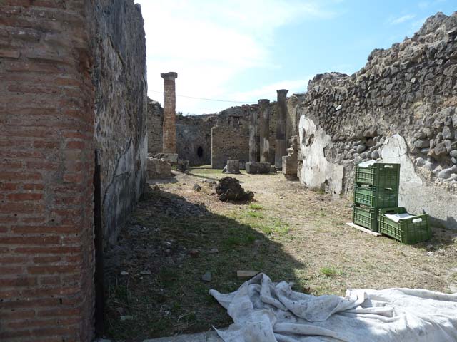 VII.2.11 Pompeii.  Officina tintoria di Ubonius.  December 2007.  North wall of wide vestibule.