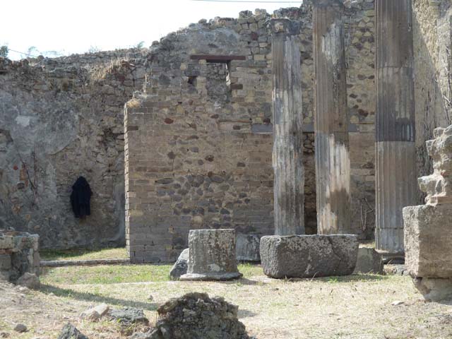 VII.2.11 Pompeii.  Officina tintoria di Ubonius.  December 2004.  Looking north across rear of peristyle.