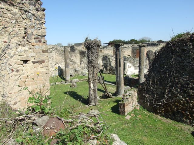 VII.2.11 Pompeii.  March 2009.  West wall of small room on west side of Oecus. photo taken from VII.2.16.