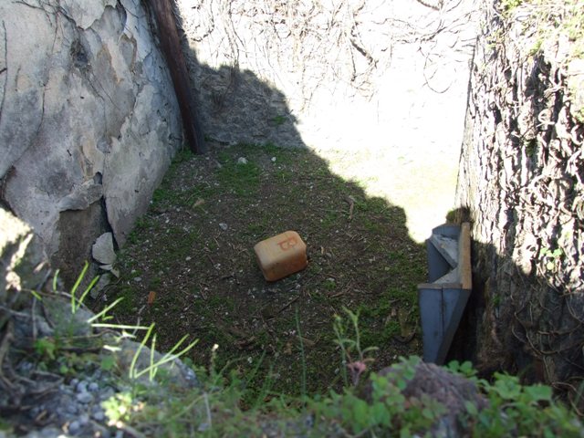 VII.2.11 Pompeii.  December 2004.  Remains of masonry in south east corner of peristyle.  Nine lead kettles set in masonry with a place for a fire underneath were found here.  See Mau, A., 1907, translated by Kelsey F. W. Pompeii: Its Life and Art. New York: Macmillan. (p.385-6).