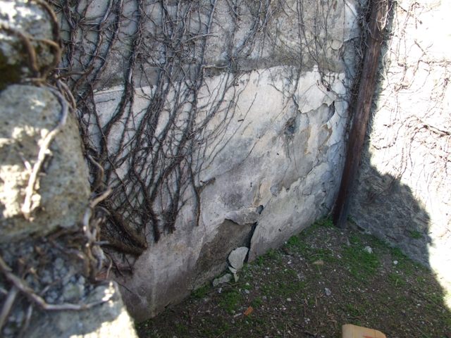 VII.2.11 Pompeii.  Officina tintoria di Ubonius.  December 2004.  Remains of masonry in south east corner of peristyle.  