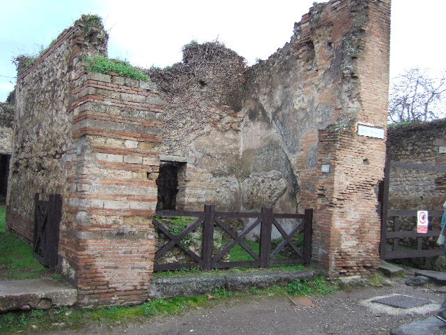VII.2.15 Pompeii.  May 2006.  Counter.
