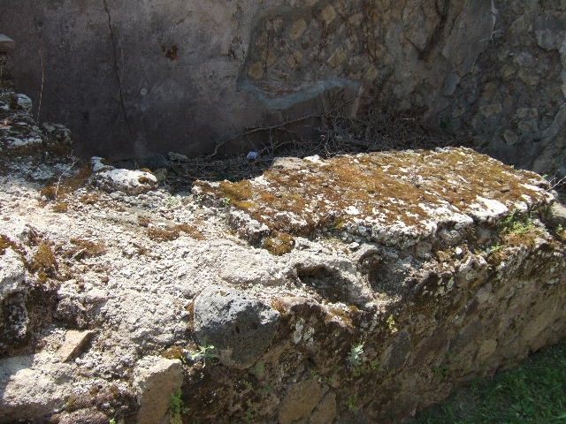 Pompeii. December 2005. Side wall of VII.2.15, (on left) looking west along Vicolo del Panettiere. 