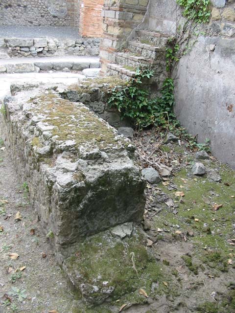 Pompeii. December 2005. Side wall of VII.2.15, looking east along Vicolo del Panettiere. 
