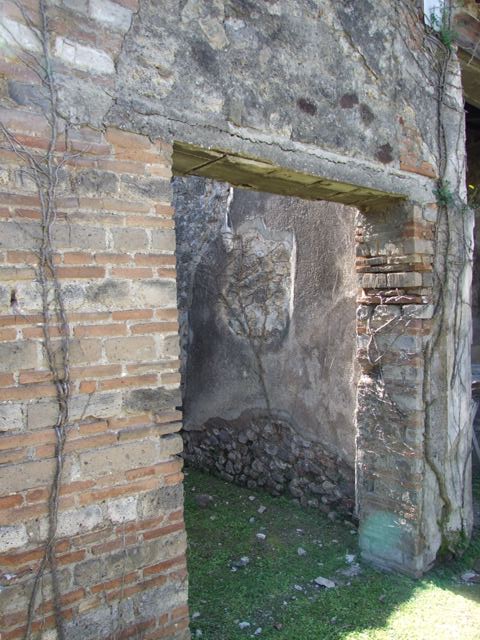 VII.2.16 Pompeii. March 2009. Room 17. Exedra. East wall and with entrance pilaster with decorated stucco.