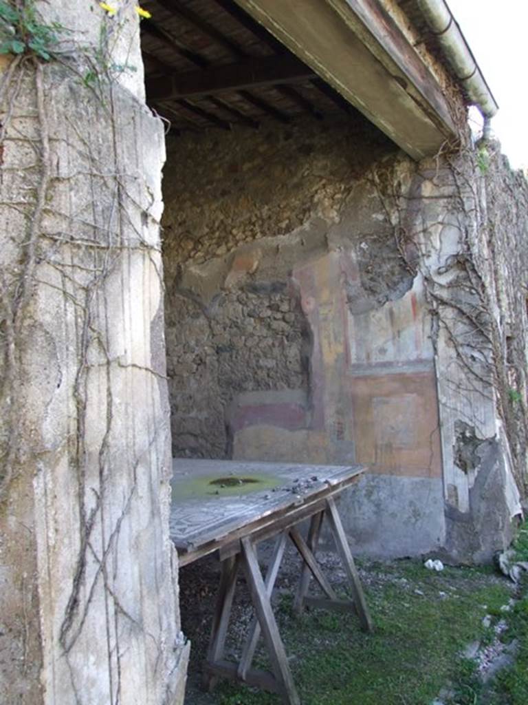 VII.2.16 Pompeii. March 2009. Doorway to room 17, exedra with decorated stucco on entrance pilasters.