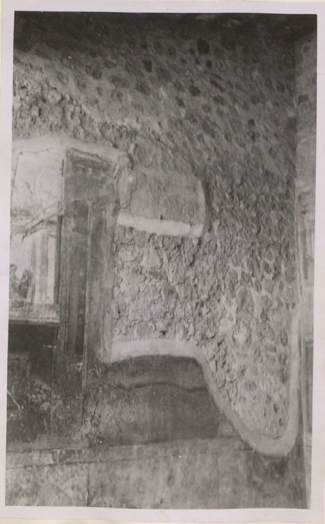 VII.2.16 Pompeii. Pre-1942. Room 17, east wall of exedra with site of painting of Theseus.
According to Warscher – the recess remained after the painting was removed and transferred to the Museum.
See Warscher, T. 1942. Catalogo illustrato degli affreschi del Museo Nazionale di Napoli. Sala LXXX. Vol.2. Rome, Swedish Institute.
