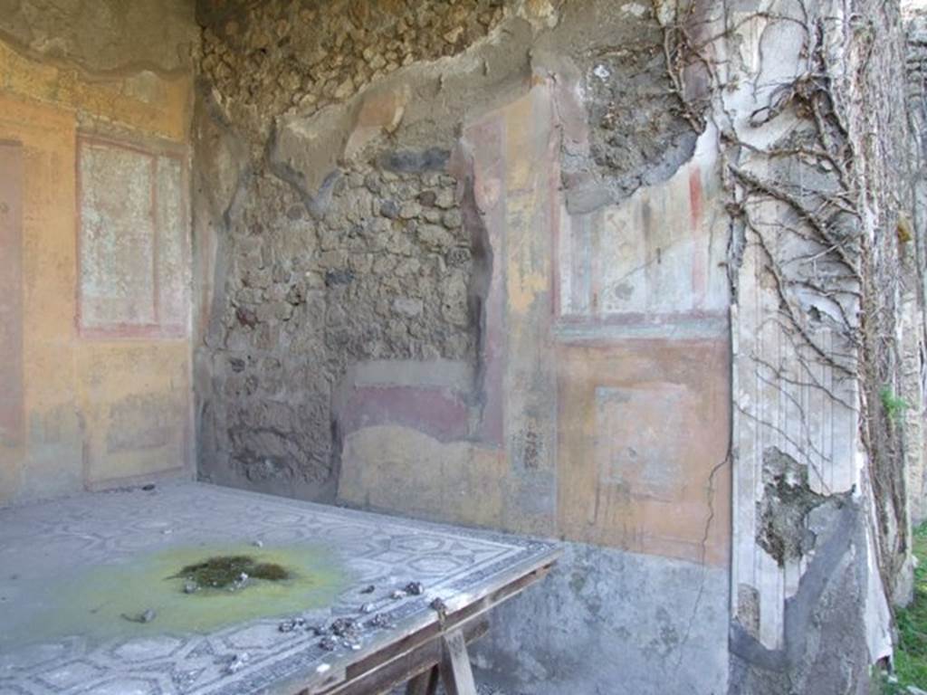VII.2.16 Pompeii.  March 2009.  Room 17.  Exedra.  West wall and with entrance pilaster with remains of decorated stucco.