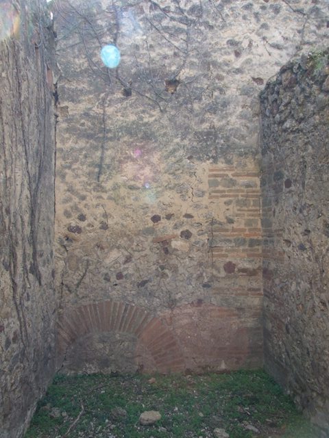 VII.2.18 Pompeii. March 2009. Doorway to room 17, exedra, from south portico.
