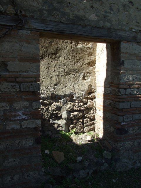 VII.2.18 Pompeii.  March 2009.  Room 19.  Kitchen and hearth, looking north.