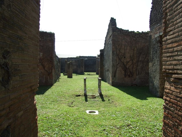 VII.2.18 Pompeii. March 2009. Room 2, north wall with window to Vicolo del Panettiere. Upper floor (separate apartment with access from VII.2.19) with window and remains of wall plaster.

