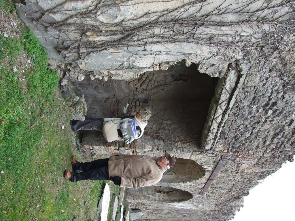 VII.2.20 Pompeii. December 2007.  Deep well, approximately 30 metres deep, according to Breton. See Breton, Ernest. 1870. Pompeia, Guide de visite a Pompei, 3rd ed. Paris, Guerin. 