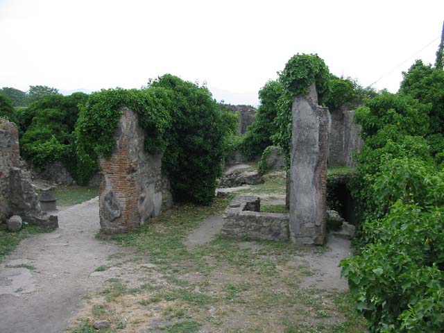 VII.2.23 Pompeii. December 2004. Entrance to cellar.