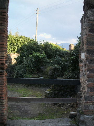 VII.2.27 Pompeii. May 2006. Looking east towards garden and triclinium of VII.2.35.