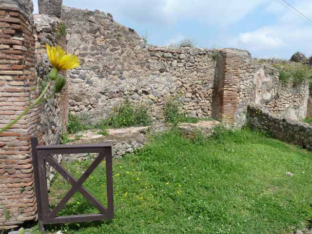 VII.2.27 Pompeii. May 2010. Remains of steps to upper floor.