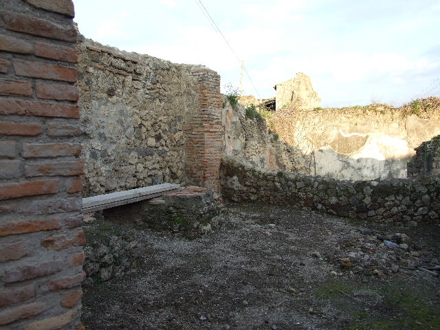 VII.2.27 Pompeii. May 2006. Entrance, looking east.