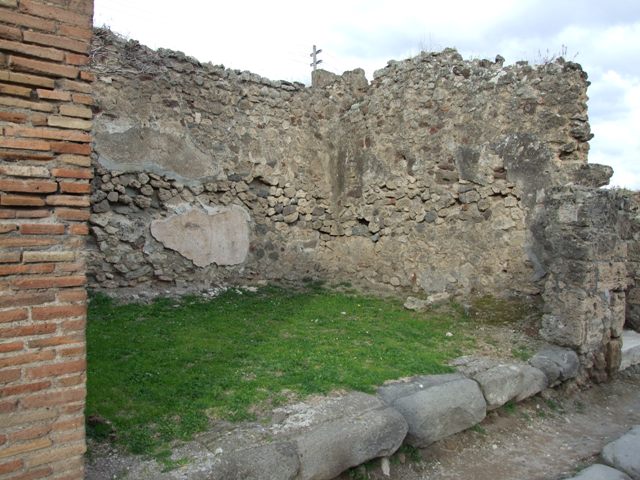 VII.2.34 Pompeii.  December 2007.  Wall to left of entrance on Via degli Augustali.