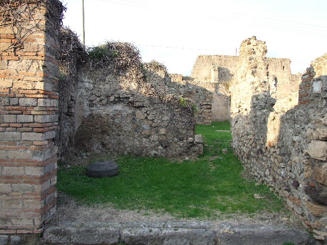 VII.2.37 Pompeii. May 2005. West wall of shop.