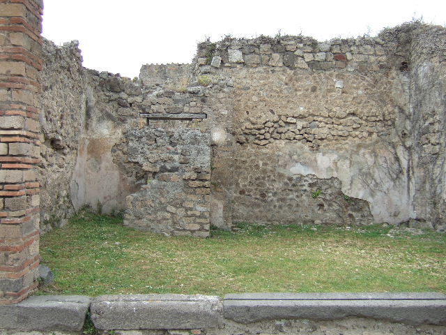 VII.2.39 Pompeii. December 2004. North-west corner of shop.