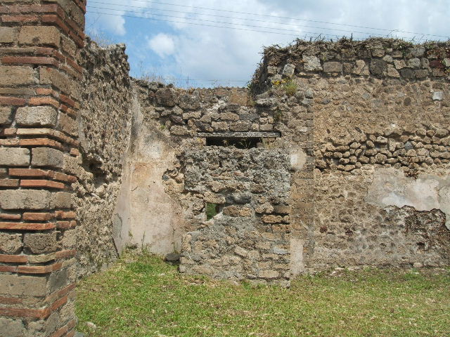 VII.2.39 Pompeii. May 2006. Doorway to latrine in north-west corner of shop.