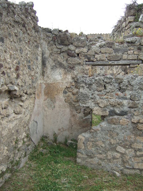 VII.2.39 Pompeii. May 2006. Doorway to atrium of VII.2.38 and latrine.