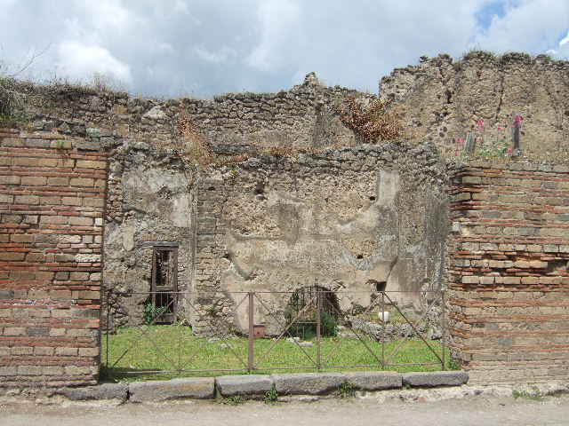 VII.2.41 Pompeii. May 2006. Wine cellar.