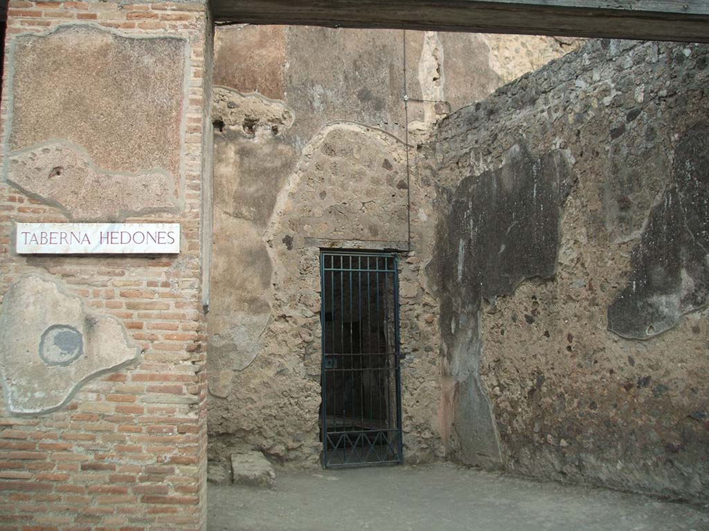 VII.2.44 Pompeii.  December 2007.   East wall.
