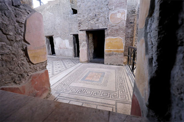 VII.2.45 Pompeii. September 2005. Doorway to third room on east side of atrium.