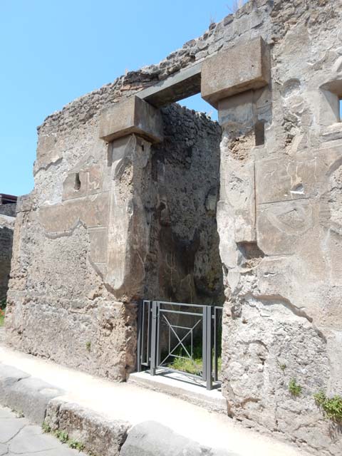 VII.2.51 Pompeii. December 2004. Looking north into atrium.