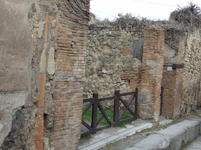 VII.2.52 Pompeii. December 2007. East wall and entrance of VII.2.53.