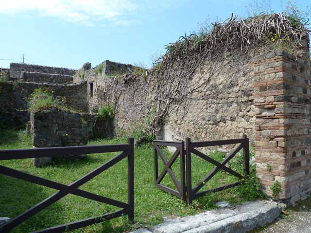 VII.3.22 Pompeii. December 2006. North wall of shop.