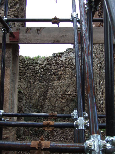 VII.3.32/ VII.3.31 Pompeii. May 2005. Two entrances.