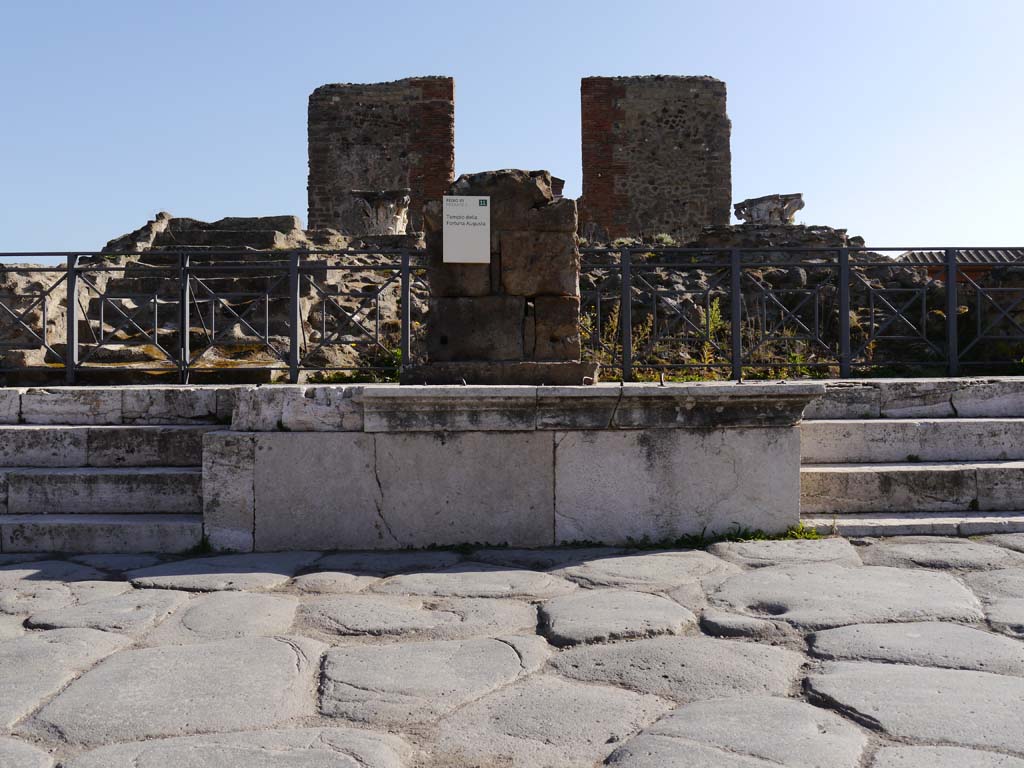 VII.4.1, Pompeii. March 2019. Looking east to altar in centre of platform.   
Foto Anne Kleineberg, ERC Grant 681269 DÉCOR.
