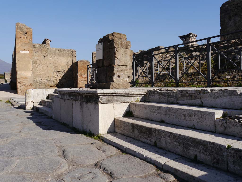 VII.4.1, Pompeii. March 2019. Looking north-east to lower steps and central platform with altar.
Foto Anne Kleineberg, ERC Grant 681269 DÉCOR.
