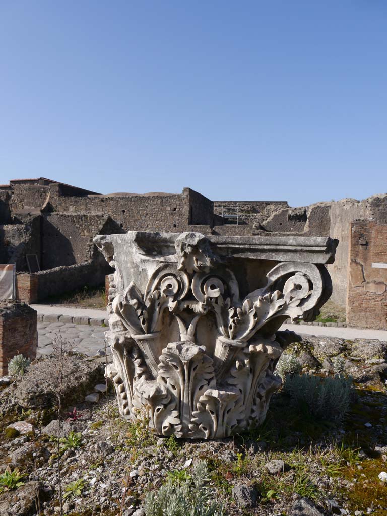 VII.4.1, Pompeii. March 2019. Capital on upper podium, looking west.
Foto Anne Kleineberg, ERC Grant 681269 DÉCOR.
