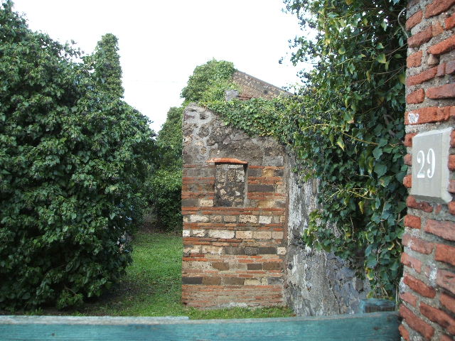 VII.4.29 Pompeii. March 2009. Small room or cupboard with painted plaster, on north side of courtyard or garden
