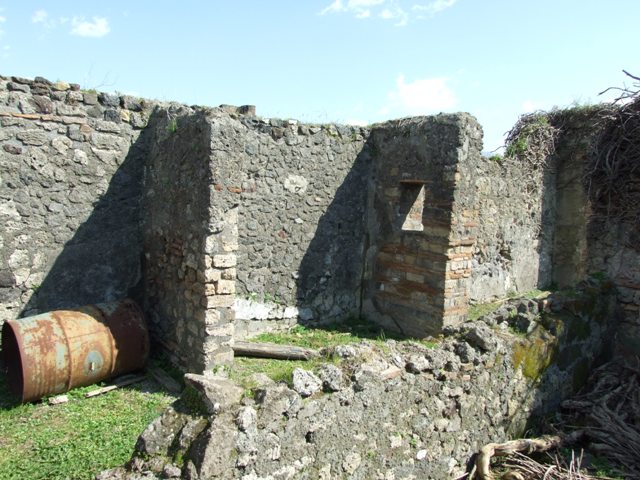 VII.4.29 Pompeii. March 2009. Remains of bench on east side of corridor.
