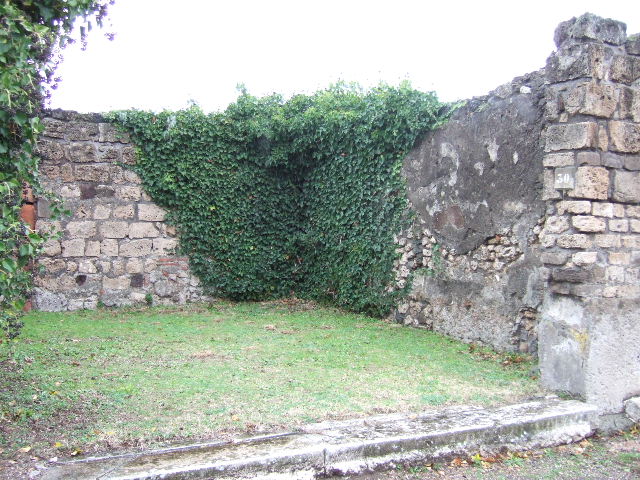 VII.4.30 Pompeii. December 2004. North wall with down-pipe from upper level.