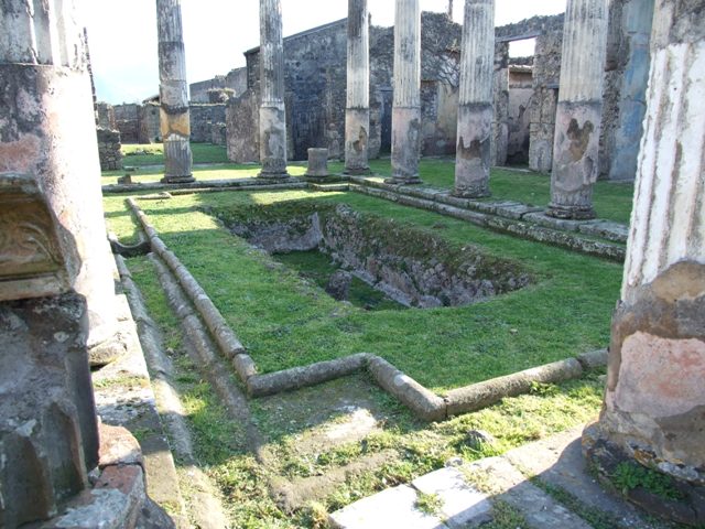 VII.4.31 Pompeii.  March 2009.  Looking south west across Middle Peristyle.