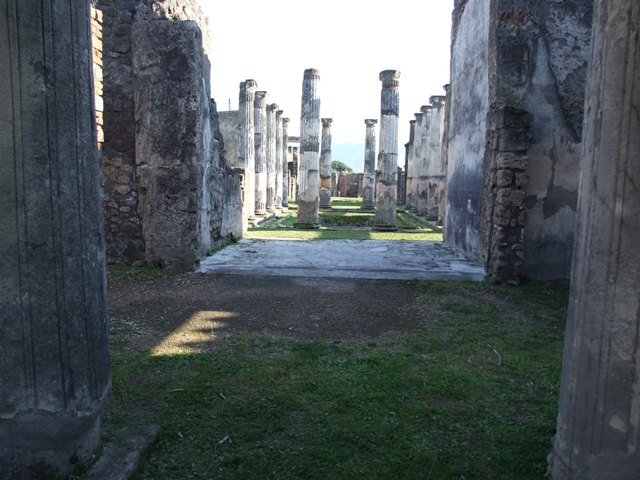 VII.4.31 Pompeii.  March 2009. Room 29.  Apsidal Exedra.  Threshold with Step.