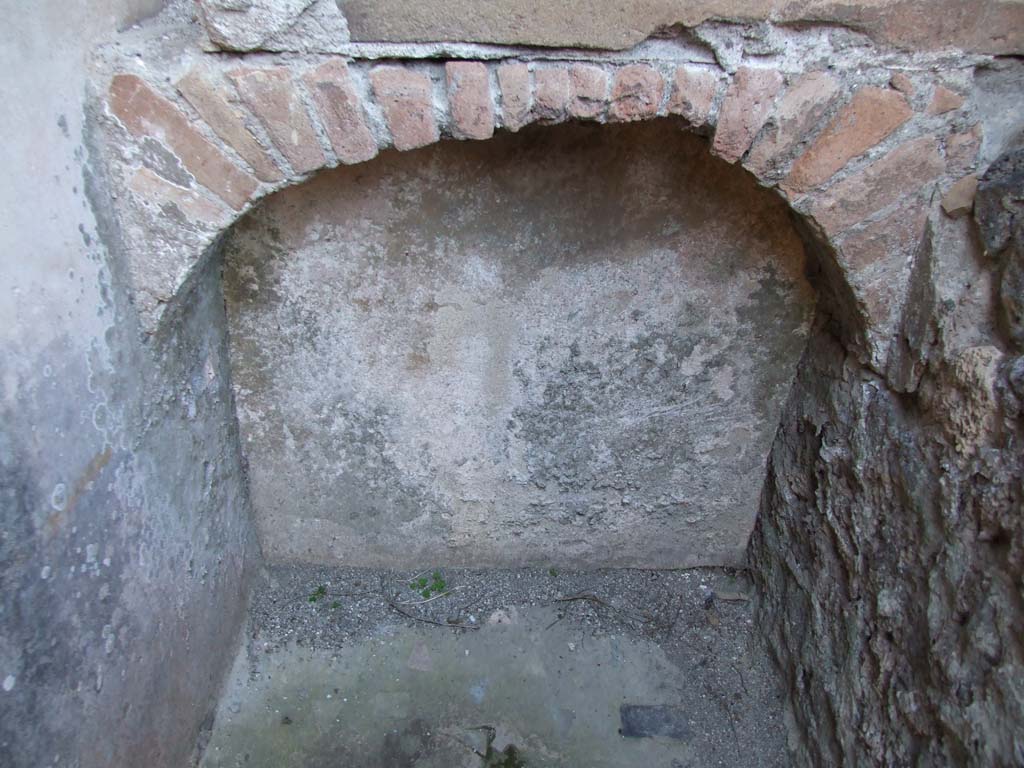 VII.4.31/51 Pompeii. March 2009. Room 39, arched niche.