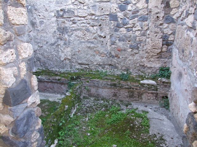 VII.4.31 Pompeii. March 2009. Looking south west across Middle Peristyle.