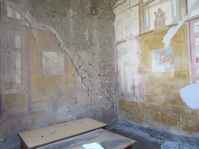 VII.4.31 Pompeii. March 2009. Room 12. Corridor to Peristyle.