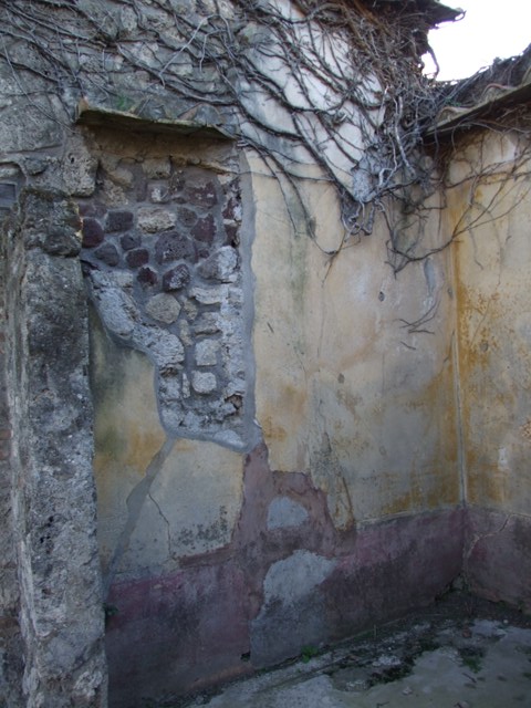 VII.4.31 Pompeii. March 2009. Room 13, corridor on west side of tablinum. Looking south.