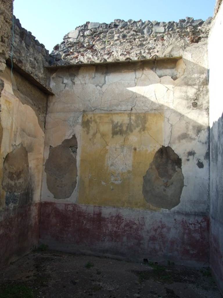 VII.4.31/51 Pompeii. March 2009. Room 22, north wall, with yellow central panel and white side panels.
In the tall panel on the left (west) side of the red zoccolo, a painted bird/parrot can be seen.
On its left, a crab would have been seen.
