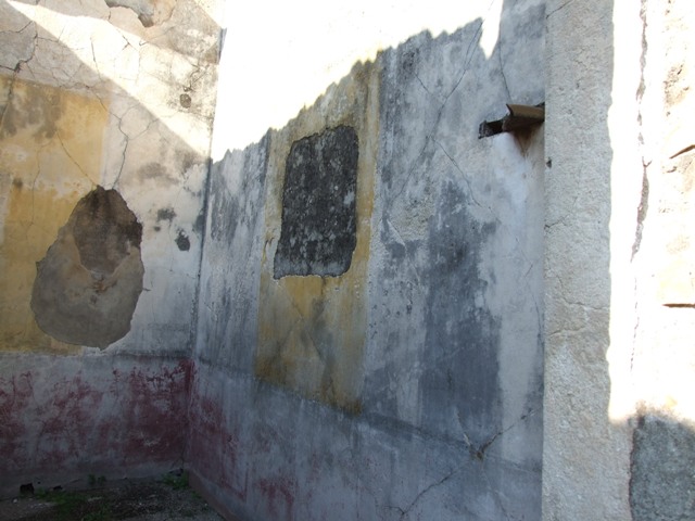 VII.4.31 Pompeii. March 2009. Room 21. Triclinium. East wall.